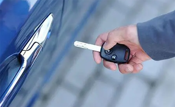 汽車鑰匙鎖在車?yán)锪嗽趺撮_鎖？
